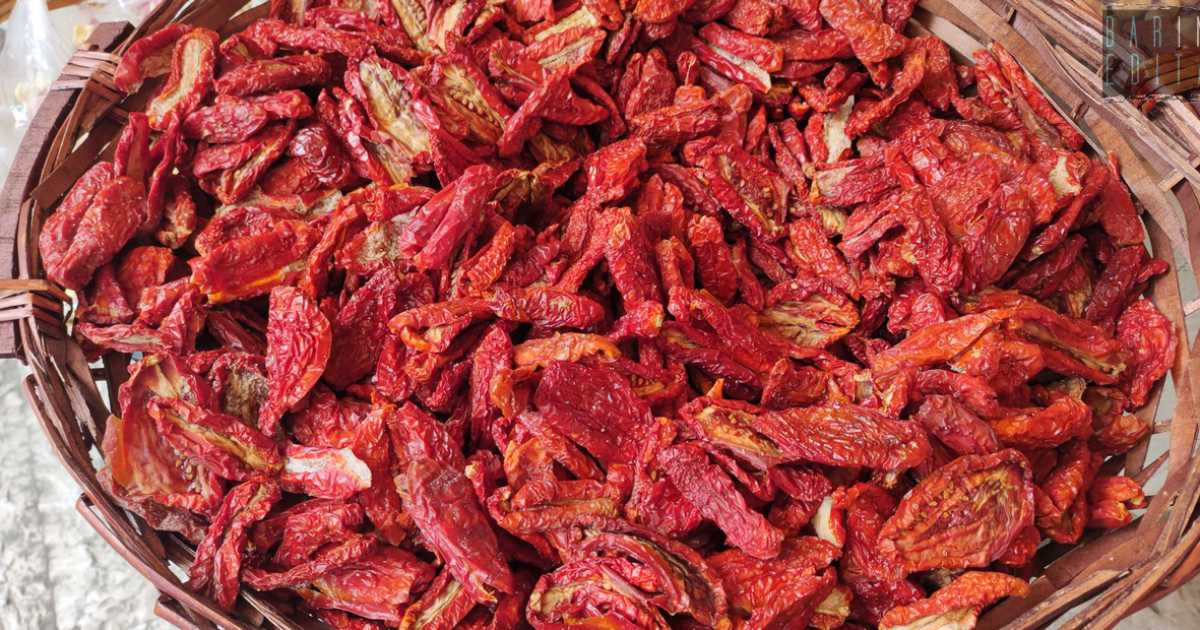 Pomodori secchi, olive, melanzane sott'olio: l'antico rito delle conserve fatte in casa
